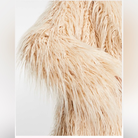 NWT-STRADIVARIUS M/L-sz FAUX FUR MONGOLIAN LAMB COAT “OVERSIZE-FIT” in CREAM - Picture 2 of 5
